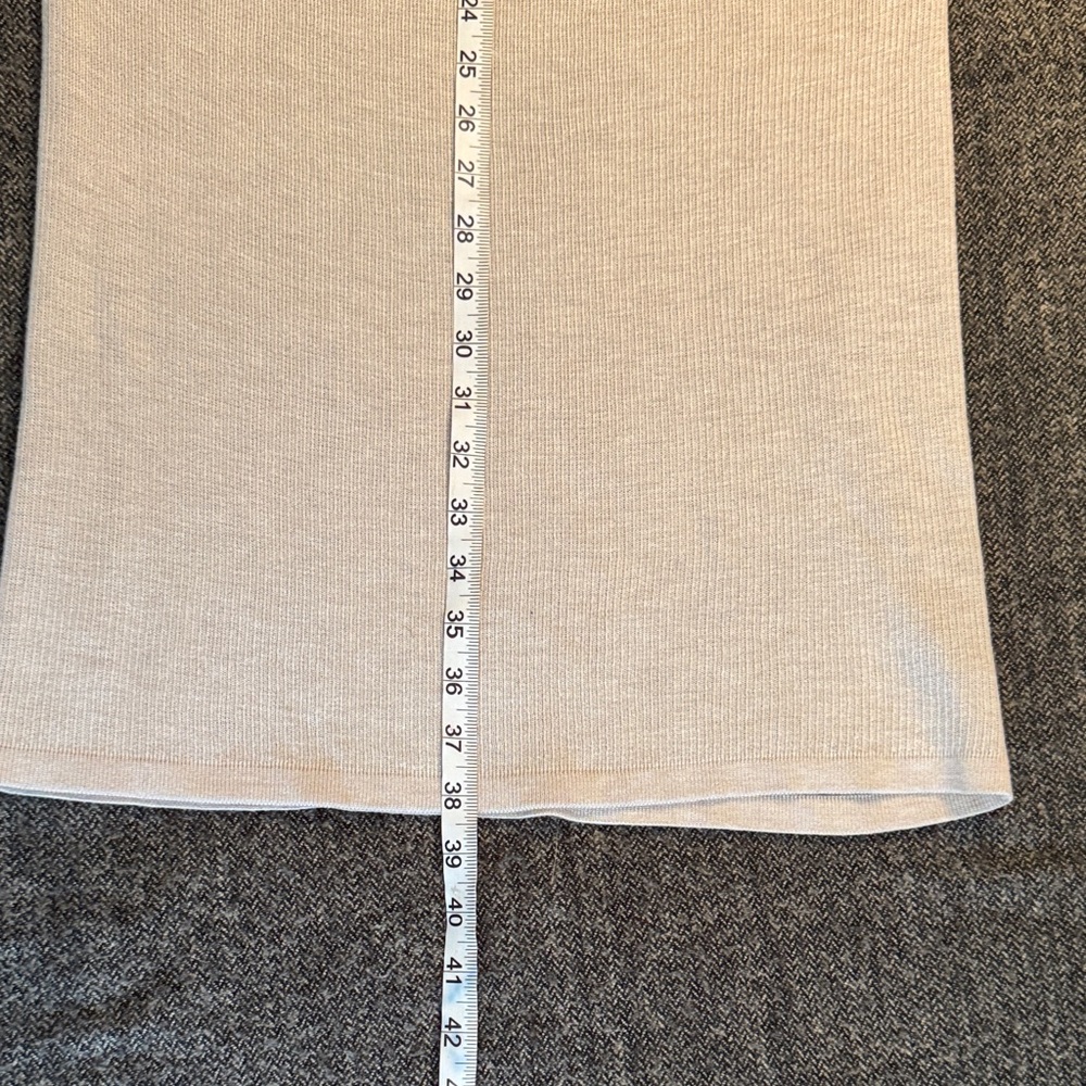 Lululemon Serenity Sweater Wrap
Heathered Cashew / Coal Reversible est 6-8 - Picture 9 of 11